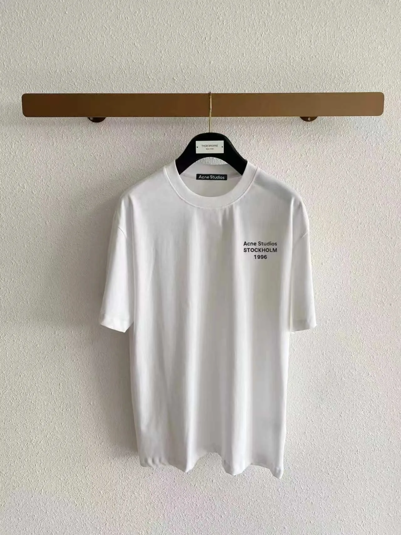 Acne*Studio chest letter embroidery, spring and summer New Arrival, double sand plain short-sleeved pure cotton fabric, different from ordinary fabrics, tight yarn, long-lasting washing without deformation, slightly wide version of T-shirts for men and women, the same style. Color: Black White Blue Gray Size: S (90-130 pounds) M (125-140 pounds) L (135-160 pounds) XL (160-180 pounds) XXL (180 pounds)